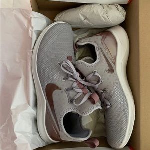 NIKE FREE WMNS TR 8 LMSZ 7.5GREY AND ROSE GOLD